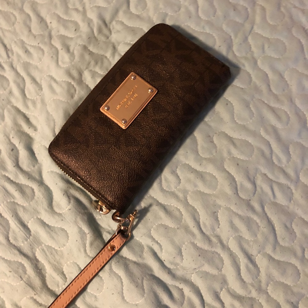 Michael kors wristlet